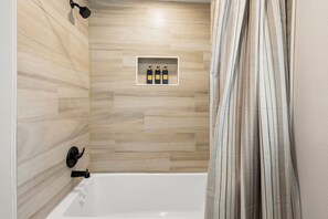 Shower, hair dryer, towels, soap - 3-bedroom house in soothing Dallas with cool AC for relaxing stays (Dallas)