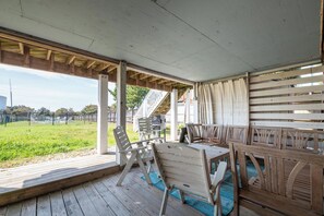 Outdoor dining - Lucky Paws Escape - Nags Head MP 16, 50 Yds to Beach, Pool, Fenced Yard, Pets OK, Flex Stays (Nags Head)