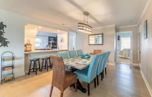 Dining - Lucky Paws Escape - Nags Head MP 16, 50 Yds to Beach, Pool, Fenced Yard, Pets OK, Flex Stays (Nags Head)