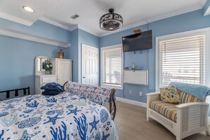 4 bedrooms, desk, free WiFi, bed sheets - Lucky Paws Escape - Nags Head MP 16, 50 Yds to Beach, Pool, Fenced Yard, Pets OK, Flex Stays (Nags Head)