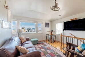 Smart TV, fireplace, offices - Lucky Paws Escape - Nags Head MP 16, 50 Yds to Beach, Pool, Fenced Yard, Pets OK, Flex Stays (Nags Head)