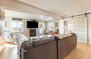 Smart TV, fireplace, offices - Lucky Paws Escape - Nags Head MP 16, 50 Yds to Beach, Pool, Fenced Yard, Pets OK, Flex Stays (Nags Head)