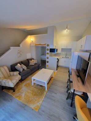 A modern apartment with a living room, kitchen, and dining area. - Honey Studio · FIFA Midtown Gem · Private Parking (Atlanta)