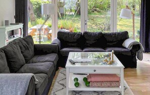 TV, fireplace - Gorgeous home in Allinge with WiFi (Allinge)