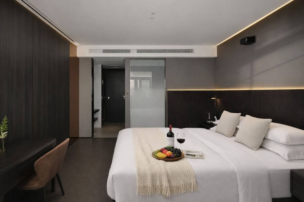 Kamar Double Standar, pemandangan kota | Seprai premium, meja kerja, tirai kedap cahaya, dan kedap suara