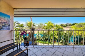 Property grounds - 2 2 Oceanside Modern Condo Ocean View (Kihei)