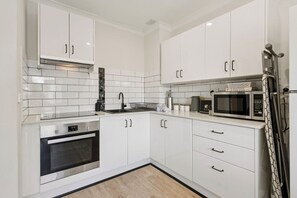 Fridge, microwave, oven, stovetop - Charming Riverside Foreshore (South Perth)