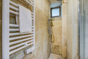 Shower, hair dryer, bidet, towels - Borgo Hedone - Rosa, Scicli, Italy (Scicli)