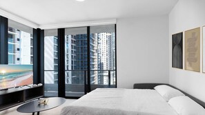 1 bedroom, travel cot, WiFi, bed sheets - Rooftop Paradise and Modern 1BR with City Views (Miami)