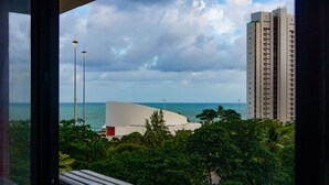 Vista de una zona costera con un edificio, una estructura alta y una masa de agua.