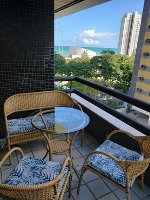 Outdoor dining - 506A|Fully equipped apartment in Boa Viagem with ocean view and 5 minutes from the airport. (Recife)