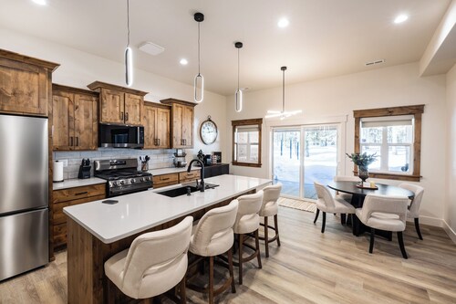 Close to Yellowstone, Hot tub, Modern, Spacious, AC, EV