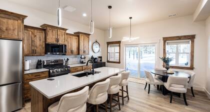 Close to Yellowstone, Hot tub, Modern, Spacious, AC, EV