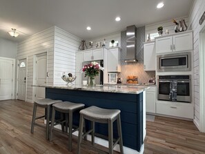 Fridge, microwave, oven, stovetop - CLP12 Shared Pool, Boardwalk to the Beach (Port Aransas)