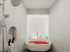 Villa, balkon, uitzicht op zee | Badkamer | Handdoeken, zeep, shampoo, toiletpapier