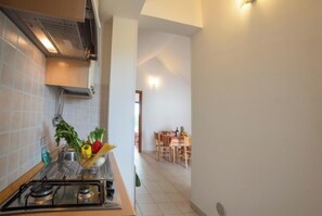 Fridge, stovetop, cookware/dishes/utensils - Beach in 5 min | Pool Access | n.62, Otranto, Italy (Otranto)