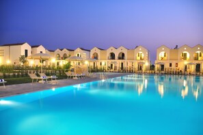A hotel with a swimming pool, sun loungers, and umbrellas. - Beach in 5 min | Pool Access | n.58, Otranto, Italy (Otranto)