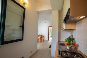 Fridge, stovetop, cookware/dishes/utensils - Beach in 5 min | Pool Access | n.52, Otranto, Italy (Otranto)