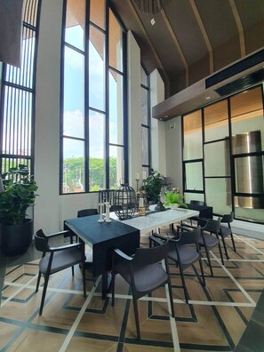 Studio, 1 makuuhuone, esteetön, patio | Ruokasali