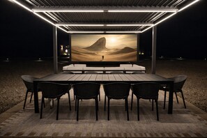Outdoor dining - Reflections (Torrey)