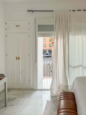2 habitaciones, escritorio, tabla de planchar con plancha y internet 