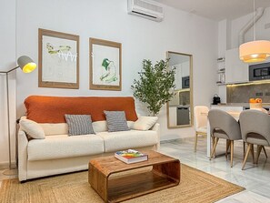 TV, books - GuestReady - Casa Boutique Plaza de Armas (Sevilla)