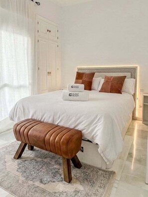 2 habitaciones, escritorio, tabla de planchar con plancha y internet 