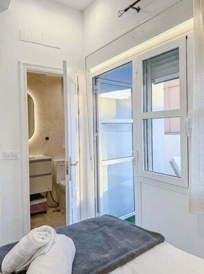 2 habitaciones, escritorio, tabla de planchar con plancha y internet 