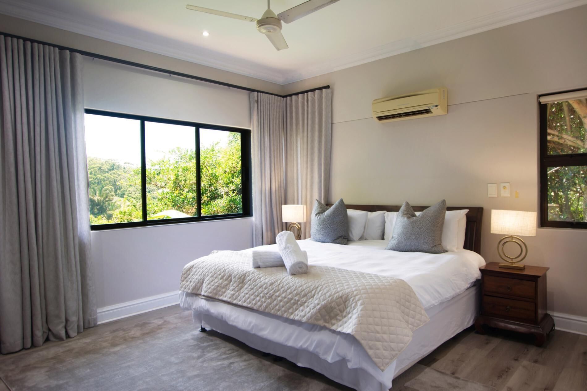3 habitaciones, tabla de planchar con plancha, wifi y ropa de cama 