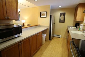 Fridge, microwave, oven, stovetop - Spend July 4th at Pollard Brook in Lincoln! (Lincoln)
