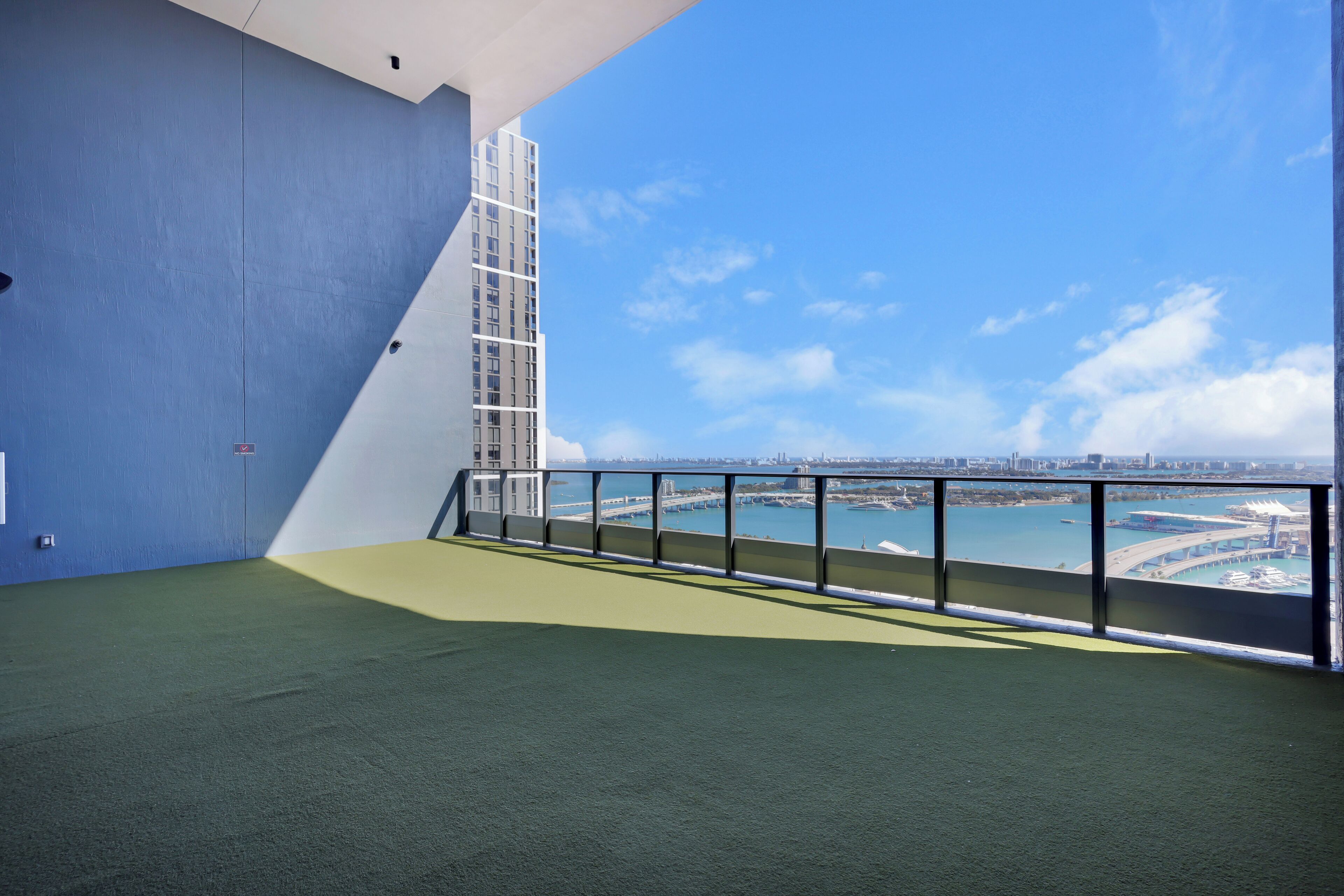 Varanda com vista para a cidade e para a água.