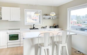 Fridge, oven, stovetop, dishwasher - Amazing home in Lyngdal with house sea view (Lyngdal)