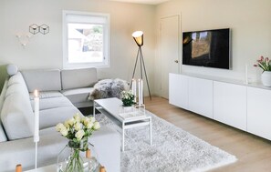 Smart TV, fireplace - Amazing home in Lyngdal with house sea view (Lyngdal)