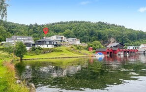 Exterior - Amazing home in Lyngdal with house sea view (Lyngdal)