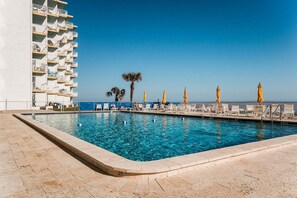 A heated pool - Direct Oceanfront Corner 3/2.5 | 2 Balconies | Heated Pool (New Smyrna Beach)