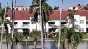 A hotel with palm trees, a fountain, and a body of water. - Close to everything! 1bdr in St. Pete beach (St. Petersburg)