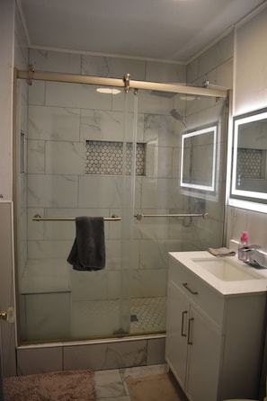 Toallas, jabón, papel de baño