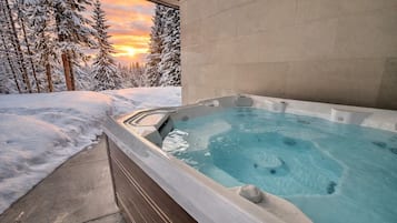 Tina de hidromasaje al aire libre