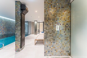 Una piscina cubierta