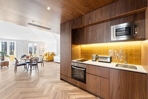 Kühlschrank, Mikrowelle, Ofen, Geschirrspüler