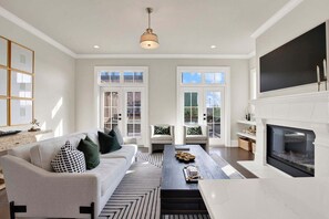 Smart TV, books - Luxury Riverfront Retreat in the Eastern Wharf | Heated Pool Access (Savannah)