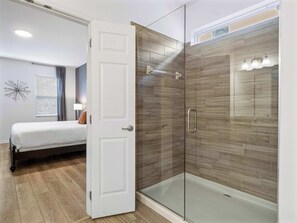 Een douche, een haardroger, handdoeken