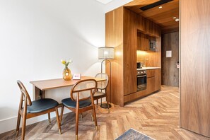 Dining - GuestReady - Santa Barbara Garden House 23 (Braga)