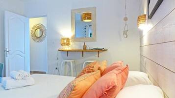 Classic Apartment, Balcony, Sea View | Soundproofing, iron/ironing board, free WiFi