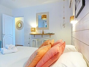 Classic Apartment, Balcony, Sea View | Soundproofing, iron/ironing board, free WiFi - La Bohème (Petite-Ile)
