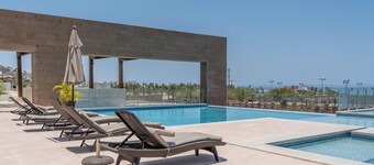 Everything Nearby Beach, Pool, Gym, Tennis