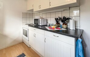 Fridge, microwave, stovetop, coffee/tea maker - 2 bedroom lovely home in Röke (Röke)