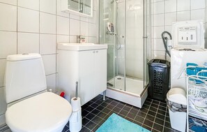 Shower - 2 bedroom lovely home in Röke (Röke)