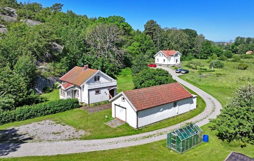 Awesome home in Hamburgsund with WiFi