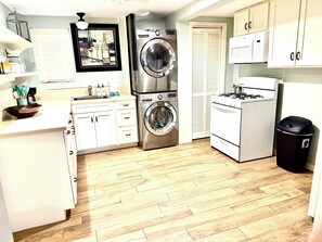 Private kitchen - Walking distance to the Beach! 2 kitchens! Ground floor access! (Galveston)